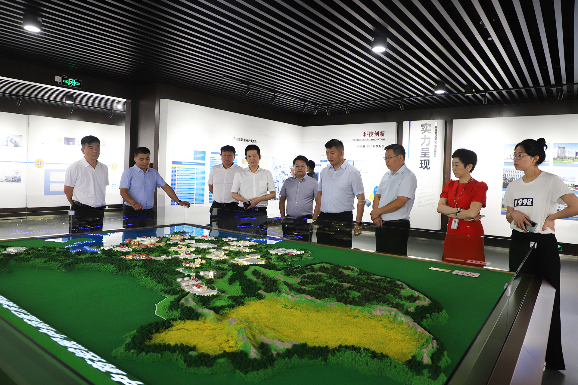 SwErIhOUwn.jpg SwErIhOUwn.jpg